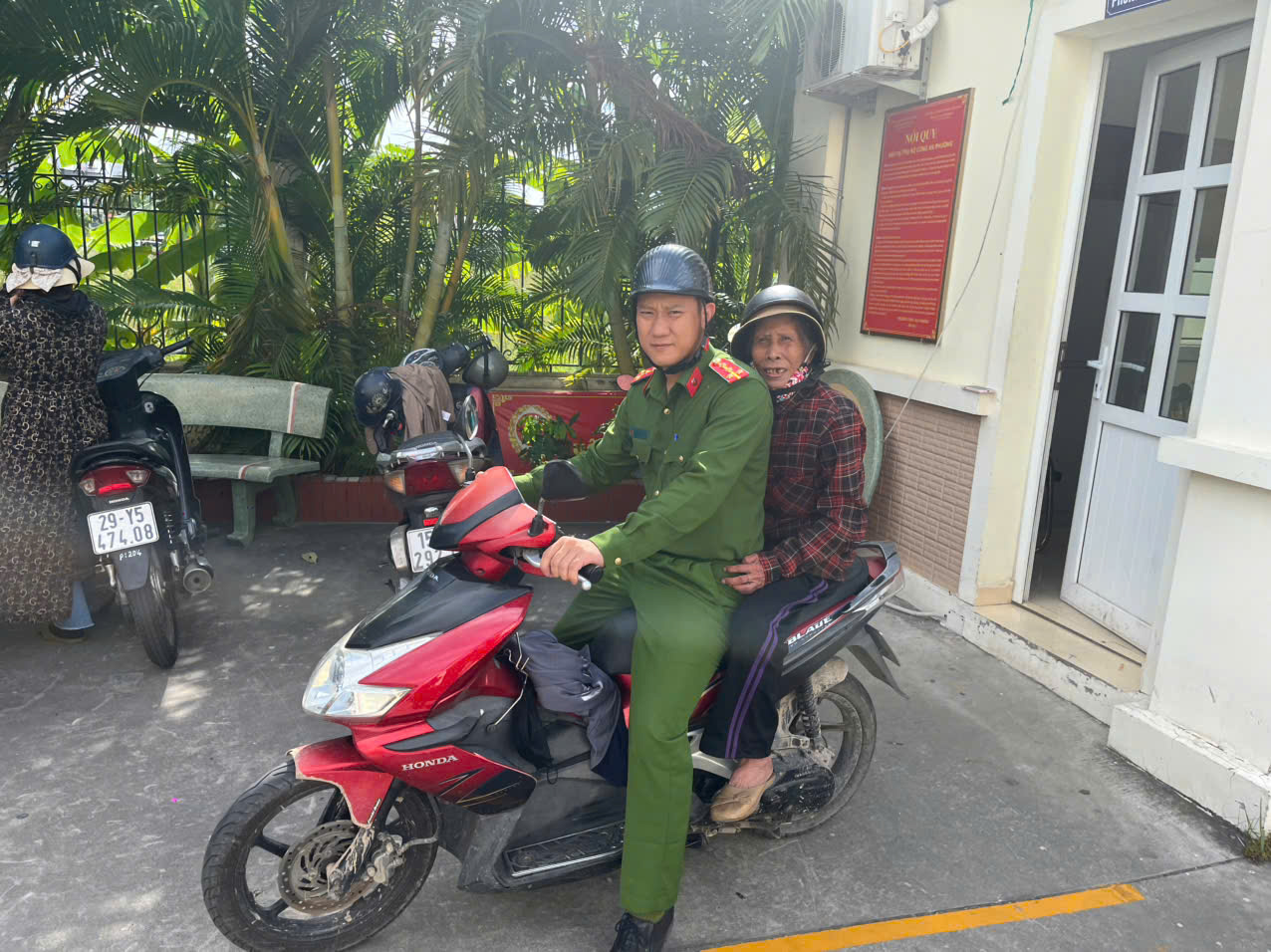 Công an phường Hải An kịp thời đưa cụ bà đi lạc về nhà an toàn